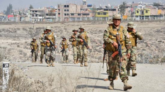 Militares vigilan una zona aledaña al Aeropuerto Internacional Alfredo Rodríguez Ballón, en Arequipa (Perú), el 14 de diciembre de 2022.