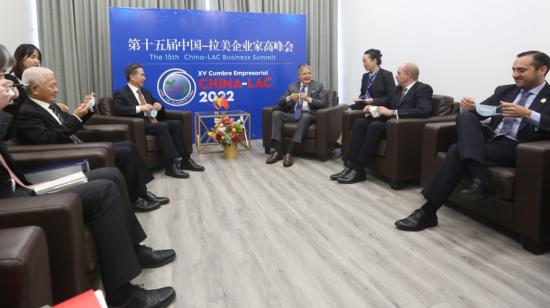 El presidente Guillermo Lasso se reunió con Ren Hongbin, presidente del Consejo Chino para Fomento del Comercio Internacional, previo a la inauguración de la edición 15 de China Lac, en el Centro de Convenciones de Guayaquil, el 14 de diciembre de 2022.