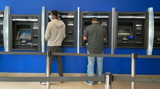 Imagen referencial de cajeros de un banco en Nueva York. 