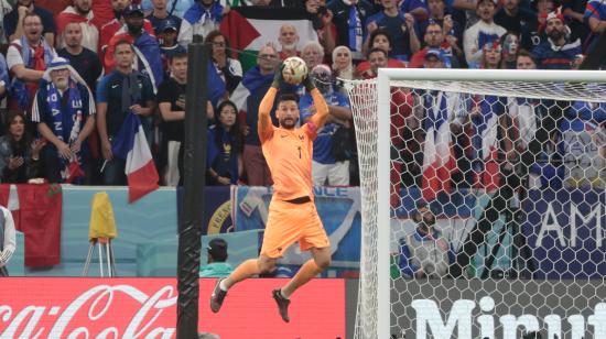 El portero Hugo Lloris de Francia atrapa balón durante la semifinal ante Marruecos, el 14 de diciembre de 2022.