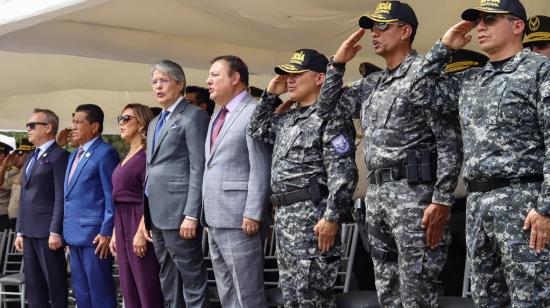 Guillermo Lasso, presidente de la República, junto al ministro Juan Zapata y parte de la cúpula policial, el 14 de diciembre de 2022, en Guayaquil.