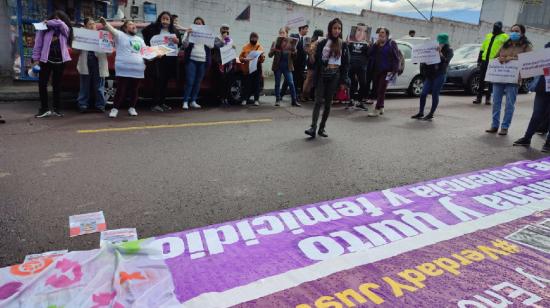 Familiares y amigos de María Belén Bernal se concentraron en los exteriores de la Casa de Justicia de Carcelén, el 14 de diciembre de 2022.