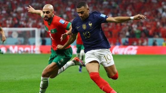 Amrabat, de Marruecos, disputa un balón con Mbappé, de Francia, en el Mundial de Qatar 2022, el 14 de diciembre.