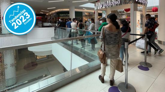 Personas en un centro comercial en el centro norte de Quito, en diciembre de 2022.