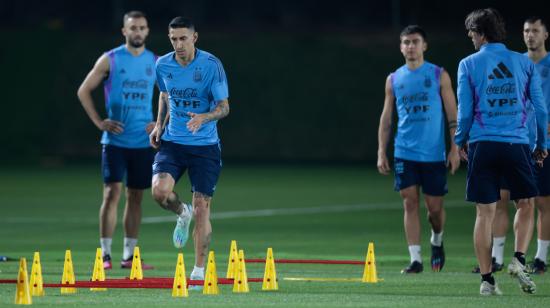 El centrocampista de la selección argentina Ángel Di María participa en el entrenamiento del jueves 15 de diciembre de 2022.