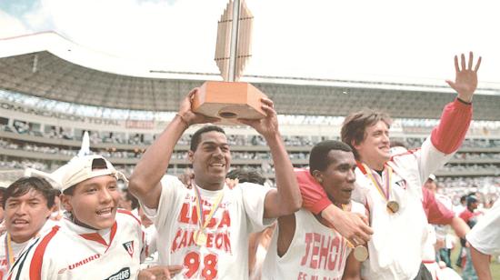 Eduardo Hurtado levanta el trofeo del campeonato local con Liga de Quito, en 1998.