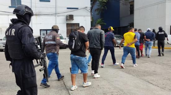 Momento en que los detenidos en el operativo de alias 'JR' son trasladados al Cuartel Modelo de la Policía de Guayaquil, el 16 de diciembre de 2022.
