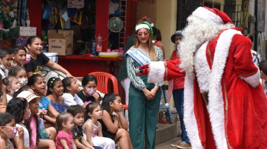 Niños participan de una festividad navideña en el Cerro Santa Ana, en Guayaquil, el 11 de diciembre de 2022. 