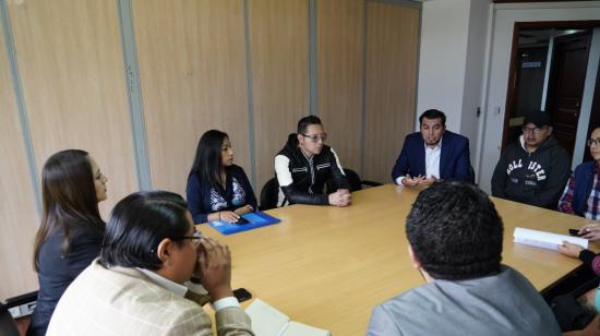 Un grupo de trabajadores de diario El Comercio representados por su abogado Harold Burbano llegaron a la Defensoría del pueblo para solicitar una intervención para el pago de sus sueldos, en Quito, el 2 de diciembre del 2022.