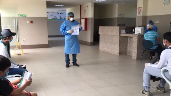 Explicación del 'Código Plata' en el Hospital General de Durán, donde se realizó un simulacro el 14 de diciembre de 2022. Los protocolos regirán inicialmente en 18 hospitales.