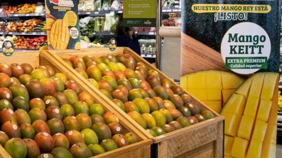 El mango Keitt, una de las tres variedades que cultiva la empresa, en las perchas de los supermercados del país.