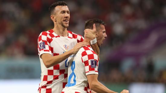 Mislav Orsic de Croacia celebra con su compañero Ivan Perisic el 2-1 ante Marruecos, el 17 de diciembre de 2022.