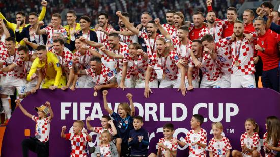 Los jugadores de Croacia acompañados de sus hijos celebran el triunfo 2-1 ante Marruecos y el tercer lugar en el Mundial de Qatar, el 17 de diciembre de 2022.