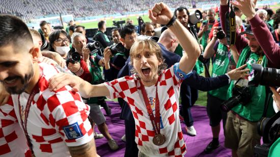 Luka Modrid de Croacia celebra con su medalla de bronce en el estadio Khalifa Internacional.