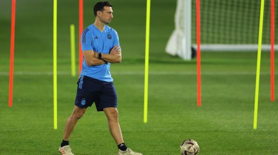 Lionel Scaloni, entrenador de la selección de Argentina, dirige el entrenamiento del 17 de diciembre de 2022.