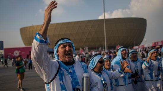 Hinchas de la selección de Argentina en los alrededores del estadio Lusail antes de la final.