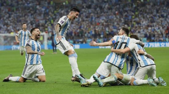 Los jugadores argentinos festejan un gol en la final del Mundial de Qatar ante Francia, el 18 de diciembre de 2022.