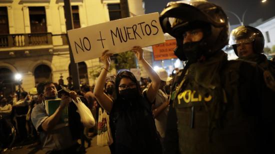 Ciudadanos protestan en Perú para pedir el cierre del Congreso, la convocatoria de elecciones generales y una nueva Constitución, el 17 de diciembre de 2022.