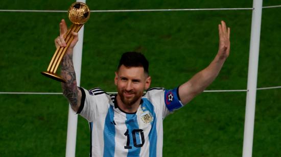 Lionel Messi de Argentina celebra tras ganar la final del Mundial Qatar 2022 entre Argentina y Francia en el estadio de Lusail.