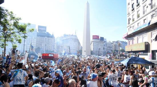 Aficionados de la selección Argentina celebran el título conseguido en la Copa del Mundo Qatar 2022 tras vencer a Francia en la final.