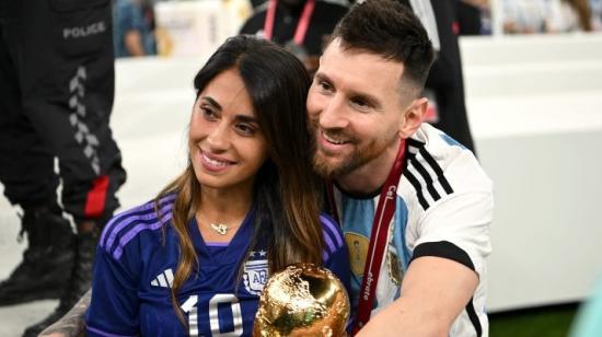 Lionel Messi con su esposa Antonella Roccuzzo y la Copa del Mundo. 