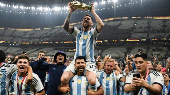 Sergio Agüero levanta en hombros a Lionel Messi, en el festejo de Argentina como campeón del mundo, el 18 de diciembre de 2022. 