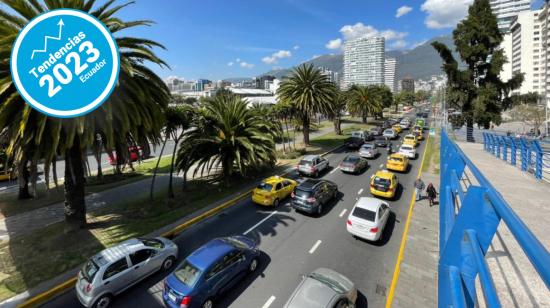 Autos circulan en la avenida Naciones Unidas, en el norte de Quito, el 21 de diciembre de 2022.