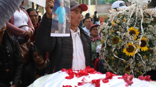 Familiares de los fallecidos por la crisis en Perú se reúnen para honrar a sus seres queridos y pedir la renuncia de la actual presidenta, Dina Boluarte, el 18 de diciembre de 2022 en Ayacucho.