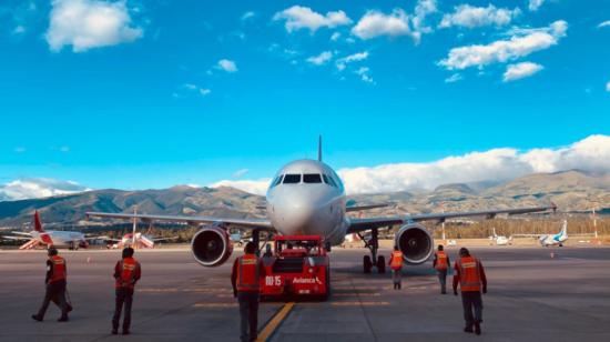 Un avión de Avianca en el Aeropuerto Internacional Mariscal Sucre de Quito, en 2020.