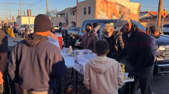 Tras la pausa del Título 42, decenas de migrantes llegan al albergue de la Iglesia del Sagrado Corazón para pedir ayuda en El Paso, Texas, el 20 de diciembre de 2022.