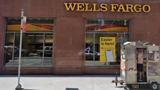 Fachada de una agencia bancaria de Wells Fargo, en Nueva York.