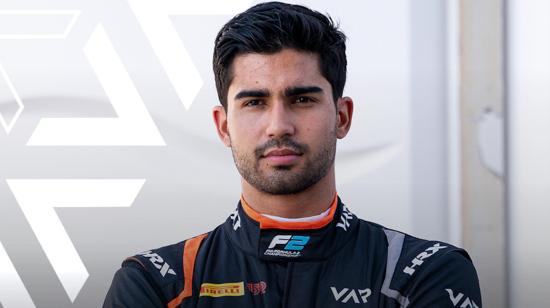 El piloto Juan Manuel Correa con el uniforme del equipo Van Amersfoort Racing que usará en la temporada 2022.