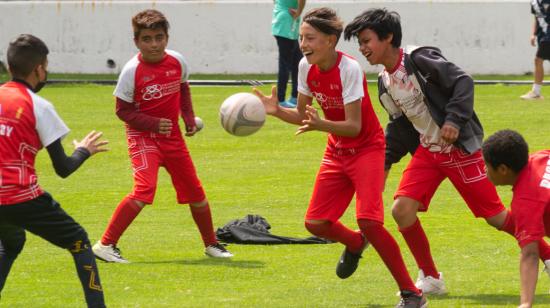 Niños de la Fundación Huma Rugby juegan en el estadio Rodrigo Paz Delgado, el 17 de diciembre de 2022.