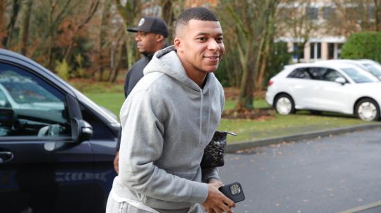 Kylian Mbappé llega al centro de entrenamiento del PSG, en París, el 21 de diciembre de 2022.