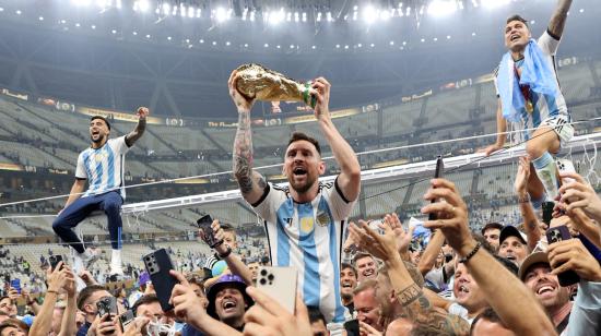 Lionel Messi alza el trofeo de la Copa del Mundo tras la final del Mundial de Qatar, el 18 de diciembre de 2022.