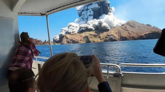 Sólo 23 personas pudieron ser rescatadas en barco antes de que la isla se convierta en un infierno.