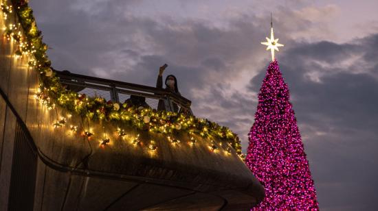 Imagen referencial. Una mujer posa para una fotografía junto a un árbol de Navidad, el 12 de diciembre de 2022.