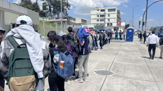 La gente hacía filas para ingresar a conocer las estaciones. 