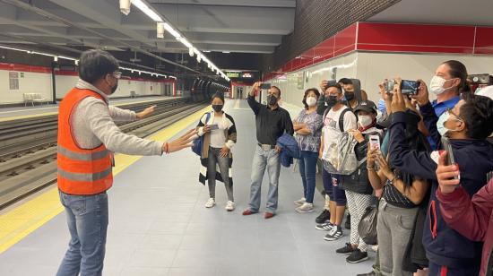 La gente grababa las explicaciones del guía educativo. 