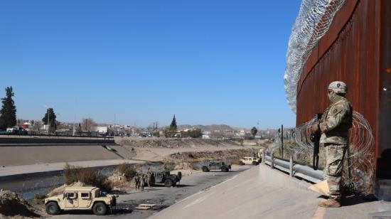 Un integrante de la Guardia Nacional estadounidense vigila el paso de migrantes por la valla fronteriza de El Paso, Texas, frente a Ciudad Juárez, México, el 21 de diciembre de 2022.