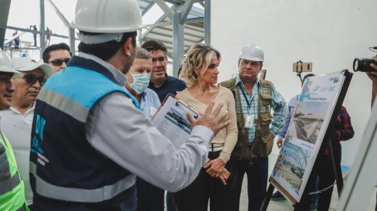 La alcaldesa de Guayaqui, Cynthia Viteri, el 7 de diciembre de 2022, supervisando la construcción del mercado municipal norte.