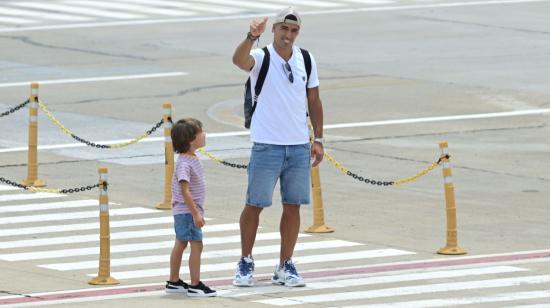 Luis Suárez, en su llegada al aeropuerto de Rosario el 22 de diciembre de 2022.