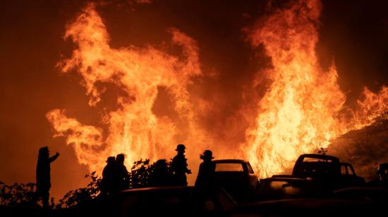 Bomberos trabajan en contener un incendio en el cerro Forestal de Viña del Mar, Chile, la noche del 22 de diciembre de 2022.
