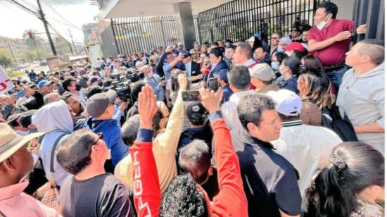 Protesta de la Central Unitaria de Trabajadores (CUT) en las inmediaciones de la Superintendencia de Bancos, el 16 de diciembre de 2022, en Quito. Exigían posesión de su candidato, Richard Gómez, a la vocalía del IESS.