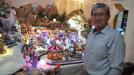 Roberto Yungán ha construido un pesebre gigante en su casa con más de 1.000 piezas y 4.000 luces. Guayaquil, 21 de diciembre de 2022. 