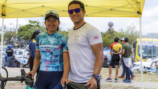 Miryam Núñez junto a su entrenador Washington Vargas, después de ganar la Vuelta al Ecuador 2022. 