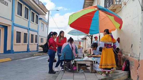 Un grupo de mujeres en una calle central de Déleg el 22 de diciembre de 2022.