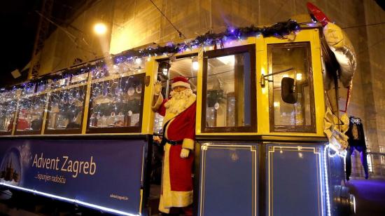 Un hombre vestido como el personaje de Papá Noel en Croacia, el 23 de diciembre de 2022. 