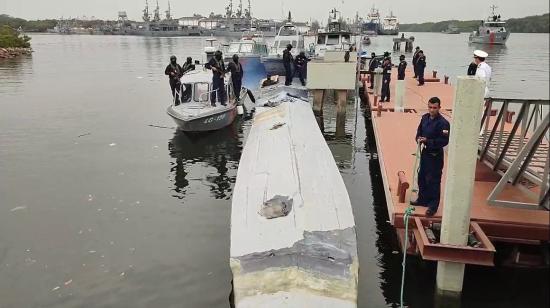 Arribo del semisumergible con droga a una base de la Armada en el Puerto Marítimo de Guayaquil, el 24 de diciembre de 2022. 