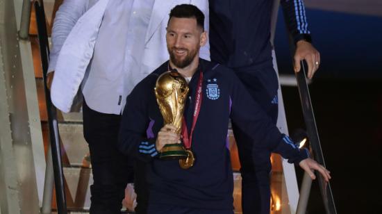 Lionel Messi llegando con la Copa del Mundo a Argentina, el 19 de diciembre de 2022. 